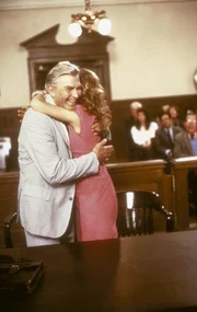 Amy Adler (Julie Ronnie) bedankt sich bei Matlock (Andy Griffith) mit einer dicken Umarmung. Amy Adler (Julie Ronnie) bedankt sich bei Matlock (Andy Griffith) mit einer dicken Umarmung.