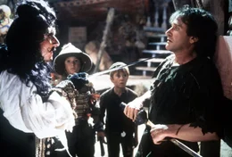 Captain Hook (Dustin Hoffman, l.) will endlich seinen lang gehegten Rachedurst l&ouml;schen und lockt deshalb seinen Widersacher Peter Pan (Robin Williams, r.) in eine Falle. Doch so leicht l&auml;sst sich ein Fantasie begabter Peter Pan nicht &uuml;bert&ouml;lpeln ...