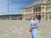 Ein Highlight ihrer Reise liegt direkt am Meer. Friauls Hauptstadt Triest ist vielleicht Italiens ungewöhnlichste Großstadt. Ehemaliger Haupthafen der Habsburger, Kaffee-Metropole und Treffpunkt von Handel, Wissenschaft und Literatur. Judith Rakers in Triest. Ein Highlight ihrer Reise liegt direkt am Meer. Friauls Hauptstadt Triest ist vielleicht Italiens ungewöhnlichste Großstadt. Ehemaliger Haupthafen der Habsburger, Kaffee-Metropole und Treffpunkt von Handel, Wissenschaft und Literatur. Judith Rakers in Triest.