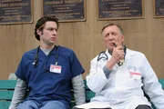 Gönnen sich ein kleines Päuschen: Dr. Bob Kelso (Ken Jenkins, r.) und J.D. (Zach Braff, l.) ... Gönnen sich ein kleines Päuschen: Dr. Bob Kelso (Ken Jenkins, r.) und J.D. (Zach Braff, l.) ...