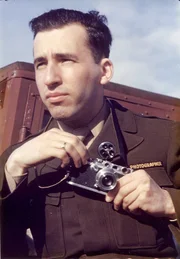 Ray D’Addario war ein US-amerikanischer Armeefotograf, der vor allem durch seine Aufnahmen während der Nürnberger Prozesse 1945/46 bekannt wurde. Ray D’Addario war ein US-amerikanischer Armeefotograf, der vor allem durch seine Aufnahmen während der Nürnberger Prozesse 1945/46 bekannt wurde.