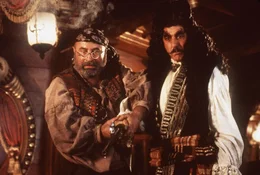 Der kauzige Smee (Bob Hoskins, l.) und sein Herr, der m&auml;chtige Captain Hook (Dustin Hoffman, r.), warten seit vielen Jahren auf die R&uuml;ckkehr Peter Pans, mit dem sie noch eine Rechnung offen haben ...
