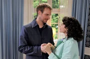 Leonard (Christian Feist, l.) verliebt sich in Pauline (Liza Tzschirner, r.). Als sie ihn anstrahlt, ist es um ihn geschehen. Leonard (Christian Feist, l.) verliebt sich in Pauline (Liza Tzschirner, r.). Als sie ihn anstrahlt, ist es um ihn geschehen.