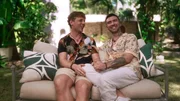Tim (li.) und Michael probieren eine neue Form der k&ouml;rperlichen und emotionalen N&auml;he aus und lassen sich auf eine tantrische Erfahrung ein.