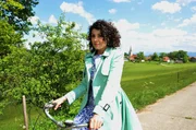 Ahnungslos fährt Pauline (Liza Tzschirner) mit dem von Patrizia manipulierten Fahrrad und ahnt nicht, dass sie in großer Gefahr schwebt. Ahnungslos fährt Pauline (Liza Tzschirner) mit dem von Patrizia manipulierten Fahrrad und ahnt nicht, dass sie in großer Gefahr schwebt.