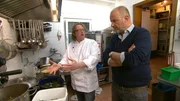 Wo liegen die Probleme des „Schaarschmidt an der Ahr“? Frank Rosin (r.) schaut nicht nur Betreibern und Koch Björn Schaarschmidt (l.) ganz genau auf die Finger … Wo liegen die Probleme des „Schaarschmidt an der Ahr“? Frank Rosin (r.) schaut nicht nur Betreibern und Koch Björn Schaarschmidt (l.) ganz genau auf die Finger …