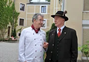 Werner (Dirk Galiba, r.) ist auf der Suche nach dem geologischen Gutachter und trifft dabei auf André (Joachim Lätsch, l.). Werner (Dirk Galiba, r.) ist auf der Suche nach dem geologischen Gutachter und trifft dabei auf André (Joachim Lätsch, l.).