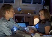 Dominik (Yannik Rau) erzählt Constanze (Henrieke Fritz), dass er nach Hause möchte, weil er dem Leistungsdruck nicht gewachsen ist. Dominik (Yannik Rau) erzählt Constanze (Henrieke Fritz), dass er nach Hause möchte, weil er dem Leistungsdruck nicht gewachsen ist.