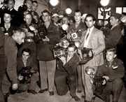 Fotojournalisten warten vor dem Gerichtssaal 600 des Nürnberger Justizpalastes auf das Verlassen hochrangiger Angeklagter während der Nürnberger Prozesse, Nürnberg 1945/46. Fotojournalisten warten vor dem Gerichtssaal 600 des Nürnberger Justizpalastes auf das Verlassen hochrangiger Angeklagter während der Nürnberger Prozesse, Nürnberg 1945/46.