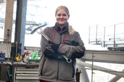 Mechatronikerin bei der Arbeit: Keine Angst vor grossen Schrauben! Mechatronikerin bei der Arbeit: Keine Angst vor grossen Schrauben!