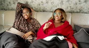 Oti und Motsi Mabuse (r.) an Motsis Geburtstag zuhause bei Motsi auf dem Sofa. Oti und Motsi Mabuse (r.) an Motsis Geburtstag zuhause bei Motsi auf dem Sofa.