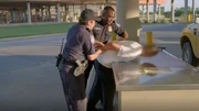 Nach einem verdächtigen Fund wird dieser Fahrzeughalter von den US-Grenzschutzbeamten festgenommen. Nach einem verdächtigen Fund wird dieser Fahrzeughalter von den US-Grenzschutzbeamten festgenommen.
