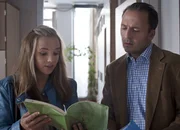 Constanze (Henrieke Fritz) will Dr. Berger (Robert Schupp) weismachen, dass Dominik auf eine Hochbegabtenschule geschickt werden sollte. Constanze (Henrieke Fritz) will Dr. Berger (Robert Schupp) weismachen, dass Dominik auf eine Hochbegabtenschule geschickt werden sollte.