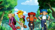 Bibi (2. von links) und Schubia (links) freunden sich mit Malik (2. von rechts) und Aaron (rechts) an und fordern sie zum Wettrennen auf.