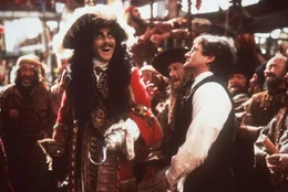 Siegessicher: Noch glaubt Captain Hook (Dustin Hoffman, l.), Peter Banning (Robin Williams, r.) ganz locker besiegen zu k&ouml;nnen ...