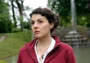 Pauline (Liza Tzschirner) glaubt, dass Leonard schwer krank ist und bald sterben muss. Pauline (Liza Tzschirner) glaubt, dass Leonard schwer krank ist und bald sterben muss.