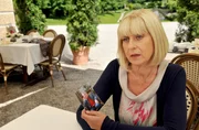 Charlotte (Mona Seefried) ist noch nicht bereit für eine neue Beziehung - sie kann Julius nicht vergessen. Charlotte (Mona Seefried) ist noch nicht bereit für eine neue Beziehung - sie kann Julius nicht vergessen.