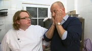 Die Lage im „Schaarschmidt an der Ahr“ sieht ziemlich schlecht aus. Während Betreiber Björn Schaarschmidt (l.) sein Restaurant unbedingt retten will, weiß Frank Rosin (r.) nicht, ob er diesem Restaurant wirklich wieder auf die Beine helfen kann. Die Lage im „Schaarschmidt an der Ahr“ sieht ziemlich schlecht aus. Während Betreiber Björn Schaarschmidt (l.) sein Restaurant unbedingt retten will, weiß Frank Rosin (r.) nicht, ob er diesem Restaurant wirklich wieder auf die Beine helfen kann.