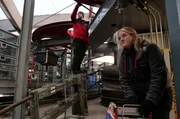 Mechatronikerin und Ingenieur am Werk – ein neues Seilprüfgerät der Fa. Ro-Tec wird eingebaut. Mechatronikerin und Ingenieur am Werk – ein neues Seilprüfgerät der Fa. Ro-Tec wird eingebaut.