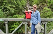 Judith Rakers ist für Wunderschön auf Spurensuche in einer Region, die viele nicht als Urlaubsziel auf dem Schirm haben. Dabei vereint das Friaul alles, was Italien ausmacht – Berge, Meer, Kultur, Kulinarik und unberührte Natur. – Judith Rakers in der Bergwelt des Friaul. Judith Rakers ist für Wunderschön auf Spurensuche in einer Region, die viele nicht als Urlaubsziel auf dem Schirm haben. Dabei vereint das Friaul alles, was Italien ausmacht – Berge, Meer, Kultur, Kulinarik und unberührte Natur. – Judith Rakers in der Bergwelt des Friaul.