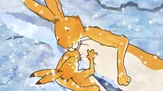 Der große braune Hase knuddelt den kleinen braunen Hasen. Der große braune Hase knuddelt den kleinen braunen Hasen.