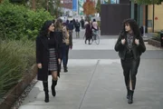 Mel Vera (Melonie Diaz, l.); Maggie Vera (Sarah Jeffery, r.)
