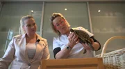 Tier&auml;rztin Stephanie Petersen(r.)