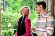 Goran (Saša Kekez, r.) versucht mit Charme und Sekt, Natascha (Melanie Wiegmann, l.) zu erobern. Doch dann passiert ihm ein folgenschweres Missgeschick. Goran (Saša Kekez, r.) versucht mit Charme und Sekt, Natascha (Melanie Wiegmann, l.) zu erobern. Doch dann passiert ihm ein folgenschweres Missgeschick.