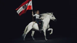 Regisseurin Olga Kosanovic auf einem Lipizzaner.