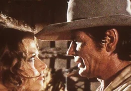 Der geheimnisvolle Mundharmonikaspieler (Charles Bronson, r.) steht der Witwe Jill McBain (Claudia Cardinale, l.) tapfer zur Seite ...