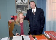 Staatsanwältin Charlotte Glaser (Britta Schmeling) und Oberstaatsanwalt Gerhart Lotze (Henry van Lyck) versuchen eine Strategie für die Gerichtsverhandlung zu entwickeln. Staatsanwältin Charlotte Glaser (Britta Schmeling) und Oberstaatsanwalt Gerhart Lotze (Henry van Lyck) versuchen eine Strategie für die Gerichtsverhandlung zu entwickeln.