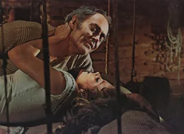 Die junge Witwe Jill (Claudia Cardinale, unten) ist wieder auf Freiersf&uuml;&szlig;en und verf&auml;llt dem Charme von Frank (Henry Fonda, oben) ...