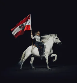 Regisseurin Olga Kosanovic auf einem Lipizzaner.