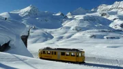 Die Berninabahn durchquert ein Gebirge im Winter. Die Berninabahn durchquert ein Gebirge im Winter.