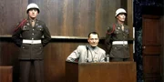 Hermann Göring während seiner Vernehmung im Gerichtssaal 600 des Nürnberger Prozesses 1946, flankiert von US-amerikanischen Militärpolizisten. Hermann Göring während seiner Vernehmung im Gerichtssaal 600 des Nürnberger Prozesses 1946, flankiert von US-amerikanischen Militärpolizisten.