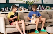 Liam (Nils Hofschneider, links) und Sam (Yann Cosack) versuchen, die zwei Hunde miteinander anzufreunden.