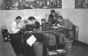 Journalisten und Fotografen bei der Arbeit in der Pressestelle während der Nürnberger Prozesse, Nürnberg, 1945/46. Im Hintergrund sind Aufnahmen aus dem Gerichtssaal zu sehen. Journalisten und Fotografen bei der Arbeit in der Pressestelle während der Nürnberger Prozesse, Nürnberg, 1945/46. Im Hintergrund sind Aufnahmen aus dem Gerichtssaal zu sehen.