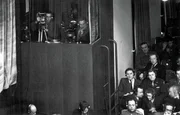 Journalisten und Kameraleute bei der Berichterstattung über die Nürnberger Prozesse im Justizpalast, Nürnberg, 1945/46. Journalisten und Kameraleute bei der Berichterstattung über die Nürnberger Prozesse im Justizpalast, Nürnberg, 1945/46.