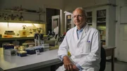 Gutachter Prof. Michael Freissmuth erkl&auml;rt im Pharmakologischen Institut die Wirkungsweise von Strychnin auf den menschlichen K&ouml;rper.