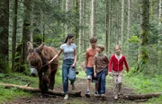 Ronja (Kaya V&ouml;lkers), Sam (Yann Cosack), Oskar (Ari Kiefer) und Ava (Lilith K&uuml;hnle) versuchen f&uuml;r Riesel ein neues Zuhause zu finden. (v.li.)