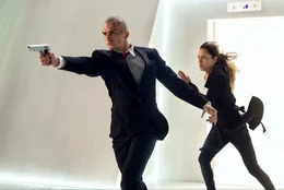 Agent 47 (Rupert Friend, l.) macht sich auf die Suche nach Katia (Hannah Ware, r.), der Tochter des Erfinders des "Agentenprogramms", um eine negative Umgestaltung des Programms zu verhindern, doch auch der b&ouml;se Gesch&auml;ftsmann LeClerq ist ihr auf den Fersen ...