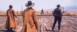 Als an einer einsamen Eisenbahnstation ein Zug h&auml;lt, steigt ein Mann mit Mundharmonika (Charles Bronson, 2.v.r.) aus und nach einem kurzen Wortwechsel, erschie&szlig;t der Fremde drei M&auml;nner und macht sich dann auf den Weg, den Killer Frank, einen eiskalten M&ouml;rder einer ganzen Familie, zu t&ouml;ten ...
