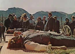 Jill (Claudia Cardinale, stehend vorne M.) ist geschockt: Ihr frischgebackener Ehemann und dessen Kinder wurden brutal ermordet ...