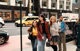 Selbst mitten in New York f&uuml;hlen sich Anya (Isabela Merced, l.), Cassandra Web (Dakota Johnson, 2.v.l.), Julia (Sydney Sweeney, 2.v.r.) und Mattie (Celeste O'Connor, r.) jederzeit beobachtet.