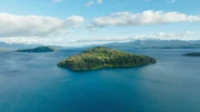 Luftaufnahme der Insel Huemul im Nahuel-Huapi-See in Argentinien. Luftaufnahme der Insel Huemul im Nahuel-Huapi-See in Argentinien.