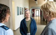 Als in der Backstube von Jennifer Haber (Svenja Wasser, M.) der Leichnam ihres Vermieters aufgefunden wird, gerät sie unter dringenden Tatverdacht. Nachdem von der Bäckerin zunächst jede Spur fehlt, stellt sie sich selbst im Präsidium. Gesteht sie der Ersten Kriminalhauptkommissarin Martina Seiffert (Astrid M. Fünderich, r.) und Streifenpolizistin Sibylle Beyer (Bärbel Stolz, l.) die Tat? Als in der Backstube von Jennifer Haber (Svenja Wasser, M.) der Leichnam ihres Vermieters aufgefunden wird, gerät sie unter dringenden Tatverdacht. Nachdem von der Bäckerin zunächst jede Spur fehlt, stellt sie sich selbst im Präsidium. Gesteht sie der Ersten Kriminalhauptkommissarin Martina Seiffert (Astrid M. Fünderich, r.) und Streifenpolizistin Sibylle Beyer (Bärbel Stolz, l.) die Tat?