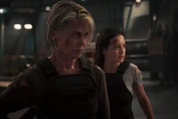 Mit allen Mitteln versucht Sarah Connor (Linda Hamilton, l.) den Terminator zu stoppen und Dani Ramos (Natalia Reyes, r.) zu retten.