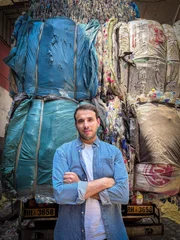 Der sortierte Plastikmüll wird zu sogenannten „Cubes“ gepresst und anschließend zu einem Zulieferer von L’Oréal transportiert, der das Material recycelt. Sherif verfolgt vor Ort die einzelnen Stationen der Lieferkette. Der sortierte Plastikmüll wird zu sogenannten „Cubes“ gepresst und anschließend zu einem Zulieferer von L’Oréal transportiert, der das Material recycelt. Sherif verfolgt vor Ort die einzelnen Stationen der Lieferkette.