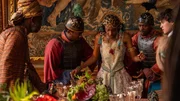 Die Aufregung am Hof ist groß, als der wertvolle Rubin an Prinzessin Bonoos (Keren De Bruyne, M.) Kette während des königlichen Dinners plötzlich regelrecht zerschmilzt. Die Aufregung am Hof ist groß, als der wertvolle Rubin an Prinzessin Bonoos (Keren De Bruyne, M.) Kette während des königlichen Dinners plötzlich regelrecht zerschmilzt.