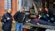 Werner Tessmer (Komparse, M.), Chef einer renommierten Umzugsfirma, wird tot im Laderaum seines Lkw gefunden. Dr. Helene Sturbeck (Katharina Blaschke, 2.v.r.) stellt ungewöhnliche Hämatome an seinen Händen fest. Warum Tessmer überhaupt in Wismar war, bleibt vorerst rätselhaft, denn eigentlich sollte er zur Kur in Travemünde sein. Paula Moorkamp (Stella Hinrichs, l.) gibt Lars Pöhlmann (Dominic Boeer, 2.v.l.) und Karoline Joost (Nike Fuhrmann, r.) erste Infos zum Fall. Werner Tessmer (Komparse, M.), Chef einer renommierten Umzugsfirma, wird tot im Laderaum seines Lkw gefunden. Dr. Helene Sturbeck (Katharina Blaschke, 2.v.r.) stellt ungewöhnliche Hämatome an seinen Händen fest. Warum Tessmer überhaupt in Wismar war, bleibt vorerst rätselhaft, denn eigentlich sollte er zur Kur in Travemünde sein. Paula Moorkamp (Stella Hinrichs, l.) gibt Lars Pöhlmann (Dominic Boeer, 2.v.l.) und Karoline Joost (Nike Fuhrmann, r.) erste Infos zum Fall.